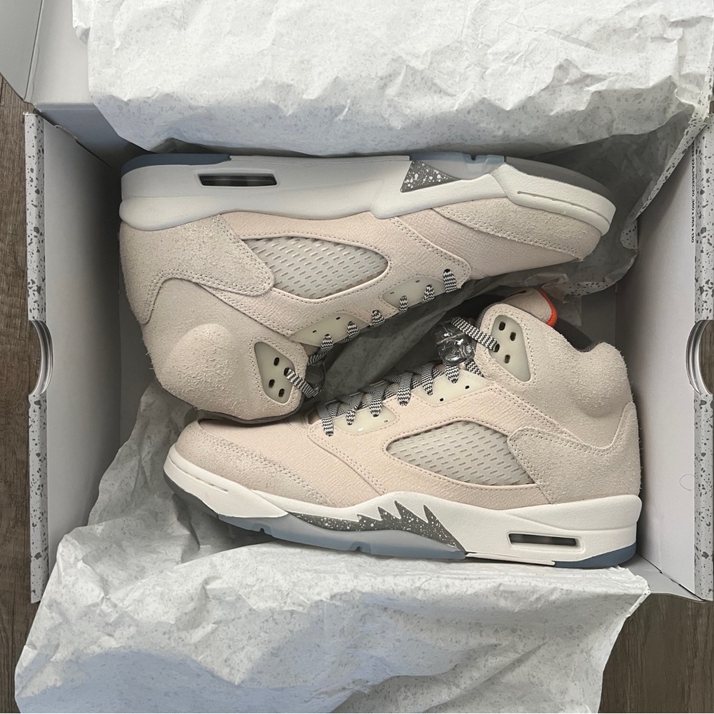 Nike Air Jordan 5
Retro SE Craft
NEW - In Box
Never Worn